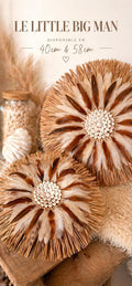 Juju Hat LITTLE BIG MAN – Raphia, plumes beiges et coquillages cauris – Décoration murale bohème chic