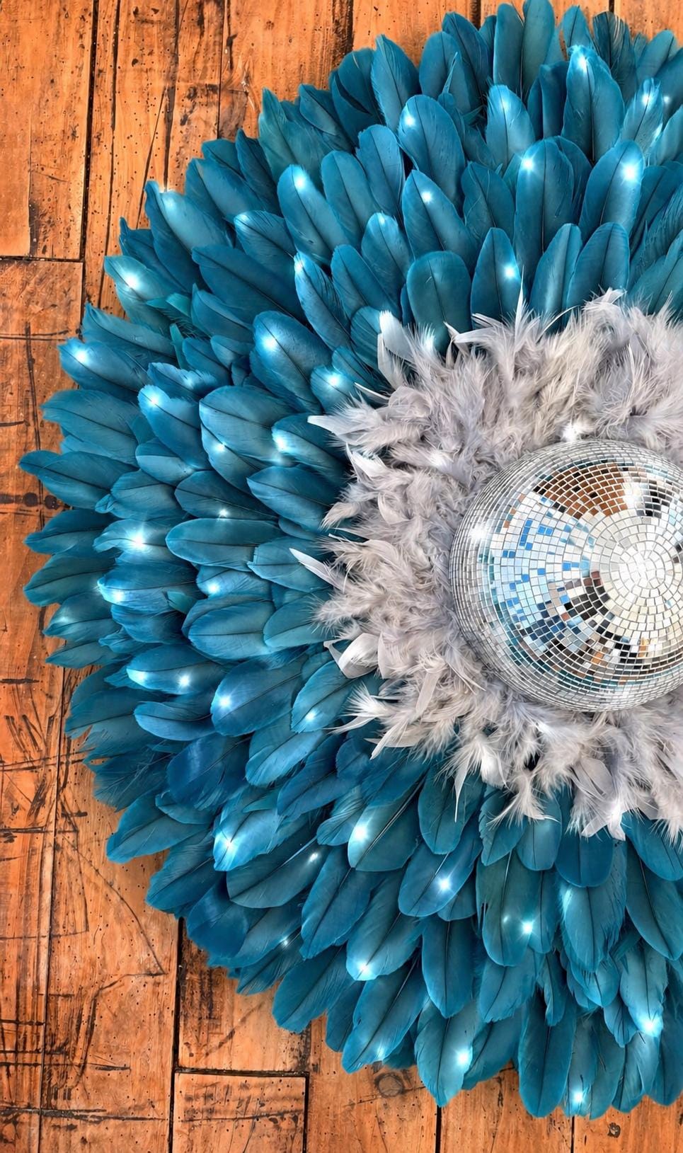 LE DISCO – Juju Hat plume bleu paon avec boule à facettes – Décoration murale bohème chic années 80 – Déco murale lumineuse 50 65 80 cm