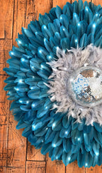 LE DISCO – Juju Hat plume bleu paon avec boule à facettes – Décoration murale bohème chic années 80 – Déco murale lumineuse 50 65 80 cm