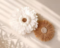 LE DUO PACIFIQUE – Juju Hat blanc plumes & cauris dorés 50/65 cm + décoration murale raphia 35 cm – déco bohème chic naturelle