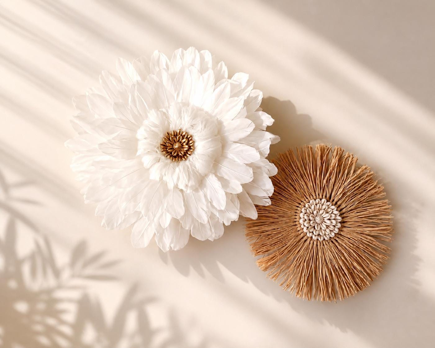LE DUO PACIFIQUE – Juju Hat blanc plumes & cauris dorés 50/65 cm + décoration murale raphia 35 cm – déco bohème chic naturelle