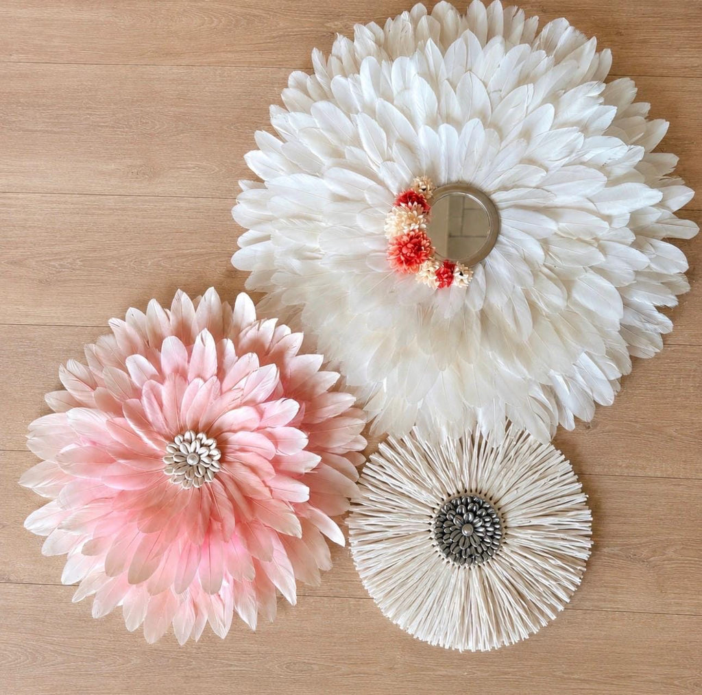 Le trio ROSE-MARINE – Décoration murale bohème chic en plumes roses et blanches | Trio Juju Hat fait main avec miroir et raphia
