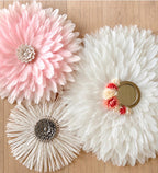 Le trio ROSE-MARINE – Décoration murale bohème chic en plumes roses et blanches | Trio Juju Hat fait main avec miroir et raphia