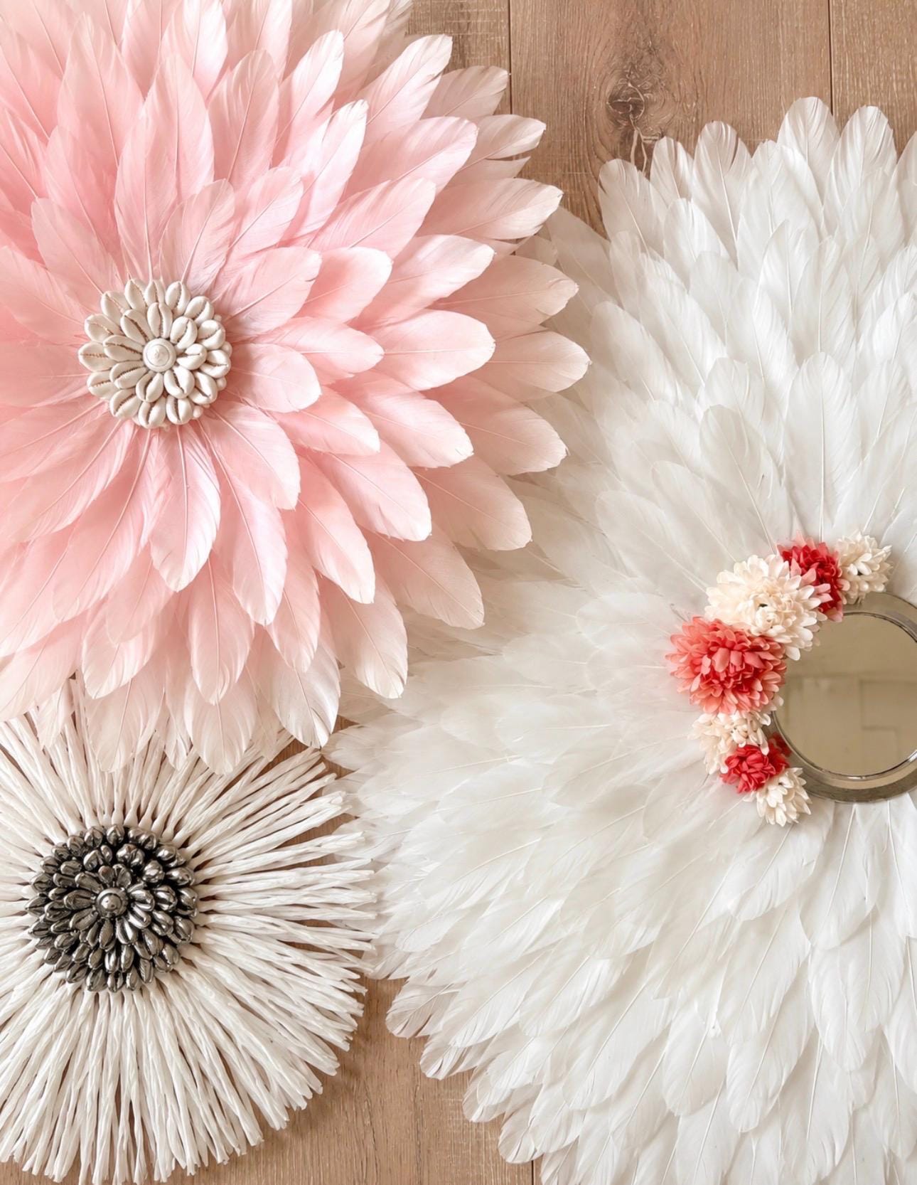 Le trio ROSE-MARINE – Décoration murale bohème chic en plumes roses et blanches | Trio Juju Hat fait main avec miroir et raphia
