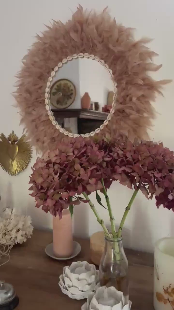 Miroir juju hat en plumes beiges – déco murale tropicale et naturelle – 60 cm