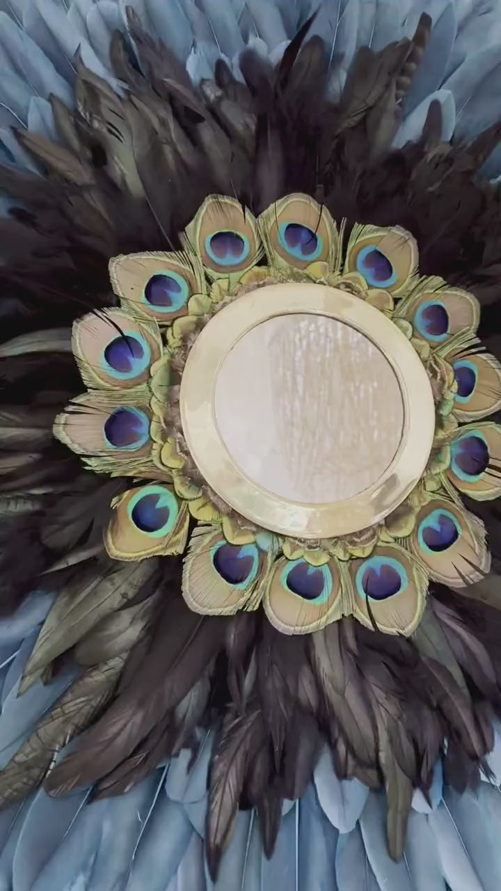 JUJUHAT « GEORGIOS » en plumes bleues et noires et son miroir en laiton doré