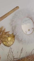Jujuhat Miroir Blanc 60cm – Plumes naturelles et coquillages cauris, esprit tropical chic