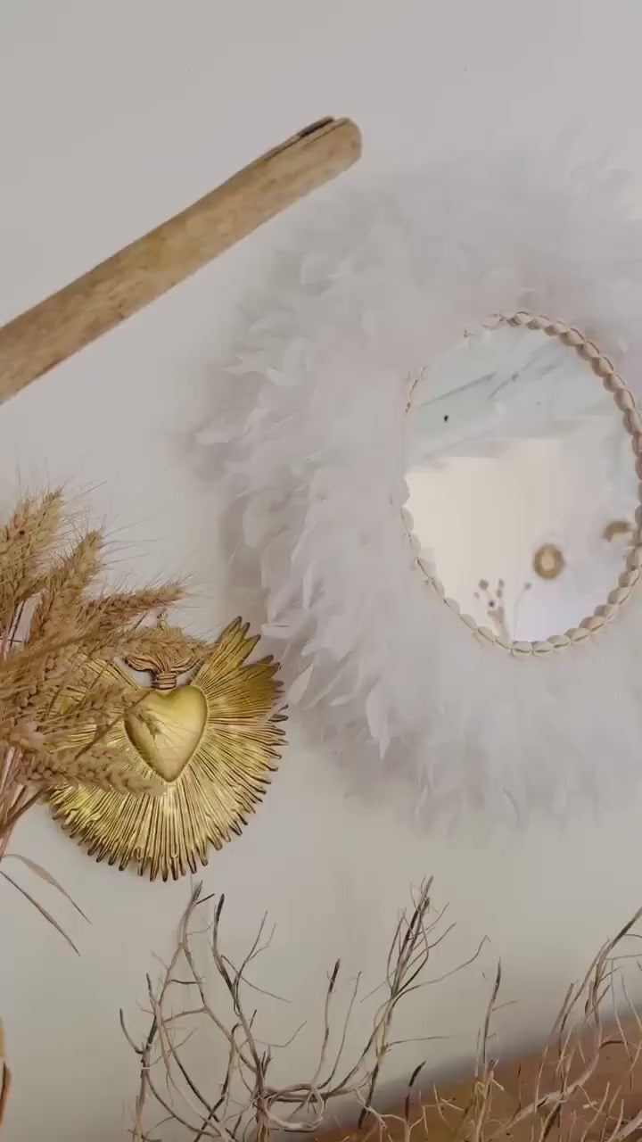Jujuhat Miroir Blanc 60cm – Plumes naturelles et coquillages cauris, esprit tropical chic