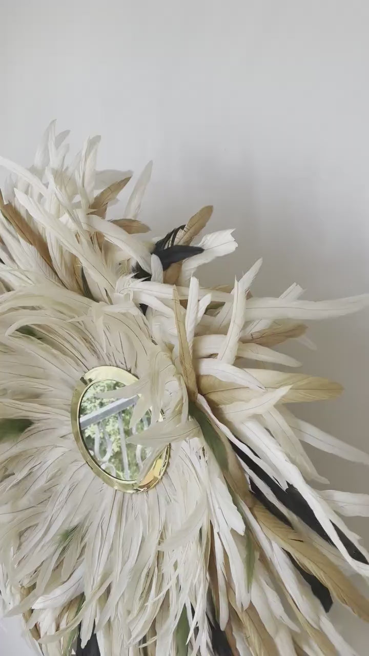 JUJUHAT « LE VICTORIA » – Déco murale en plumes naturelles beiges, marron, vertes et miroir en laiton doré