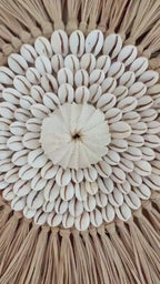 JUJUHAT Le ZANZIBAR – Déco murale XXL en plumes naturelles sable et raphia tressé avec coquillages