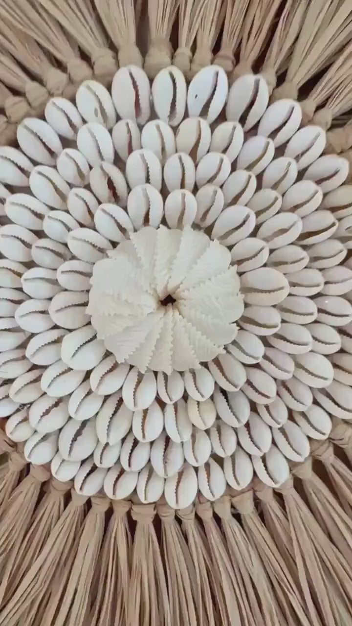 JUJUHAT Le ZANZIBAR – Déco murale XXL en plumes naturelles sable et raphia tressé avec coquillages