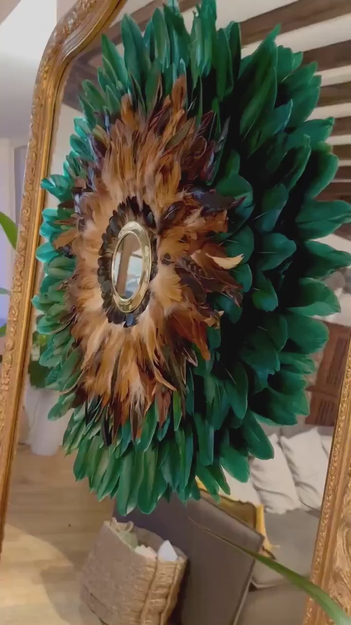 Juju Hat Vert – L’AMAZONIA en plumes vertes et son miroir en laiton doré