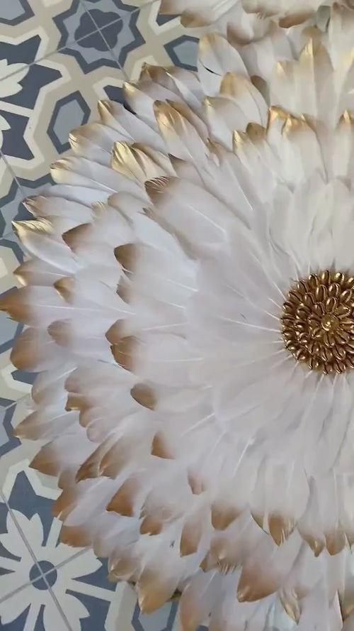 COMPOSITION « QUINTET’ » jujuhats en plumes blanches et doré avec miroirs en raphia naturel et doré