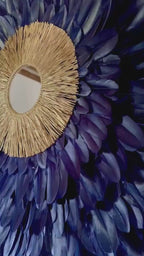 Juju Hat « DEEP BLUE » – Plumes bleu marine et miroir en raphia doré – Déco murale ethnique chic