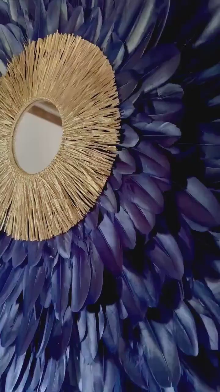 Juju Hat « DEEP BLUE » – Plumes bleu marine et miroir en raphia doré – Déco murale ethnique chic