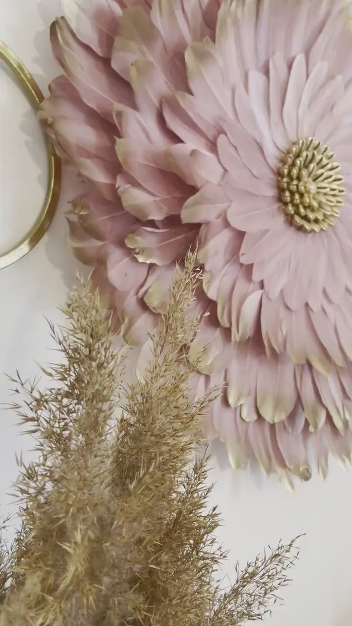 JUJUHAT « PINK PLATINE » plumes roses et dorées + coquillages cauris dorés