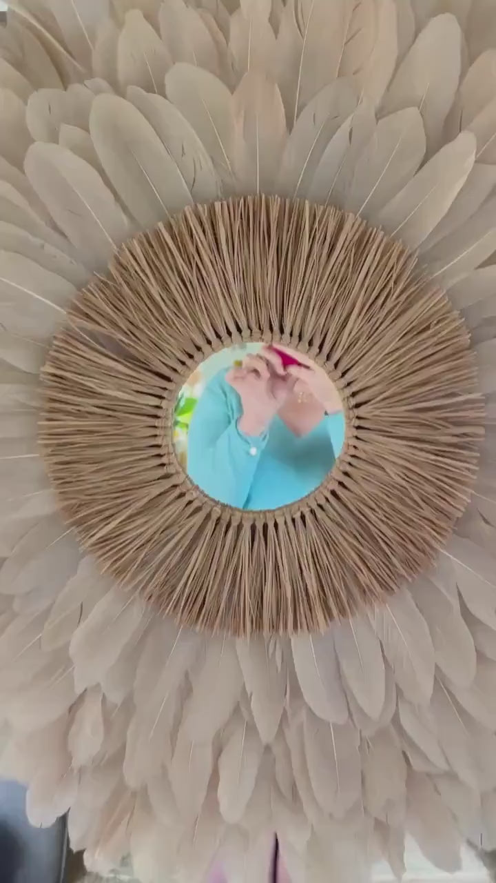 JUJUHAT « LE HELLO » en plumes grèges avec son miroir en raphia naturel