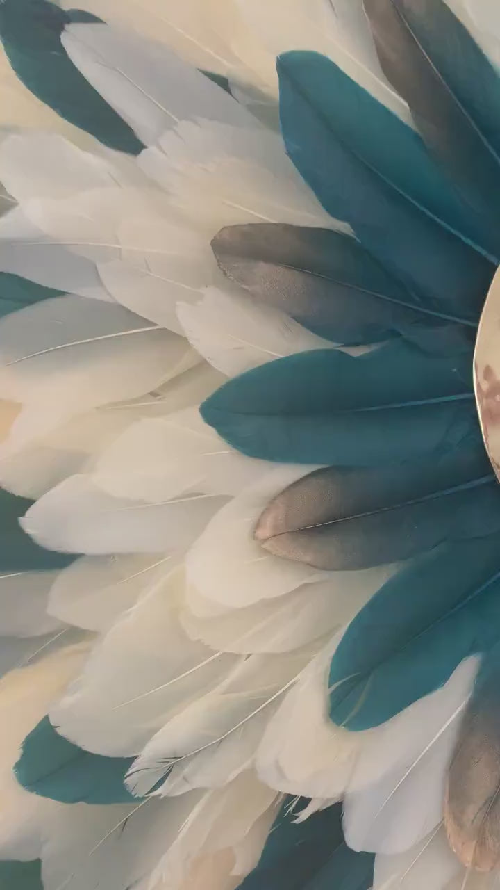 JUJUHAT « LE MAYA » – décoration murale en plumes crèmes, bleues et dorées, avec miroir en laiton marocain