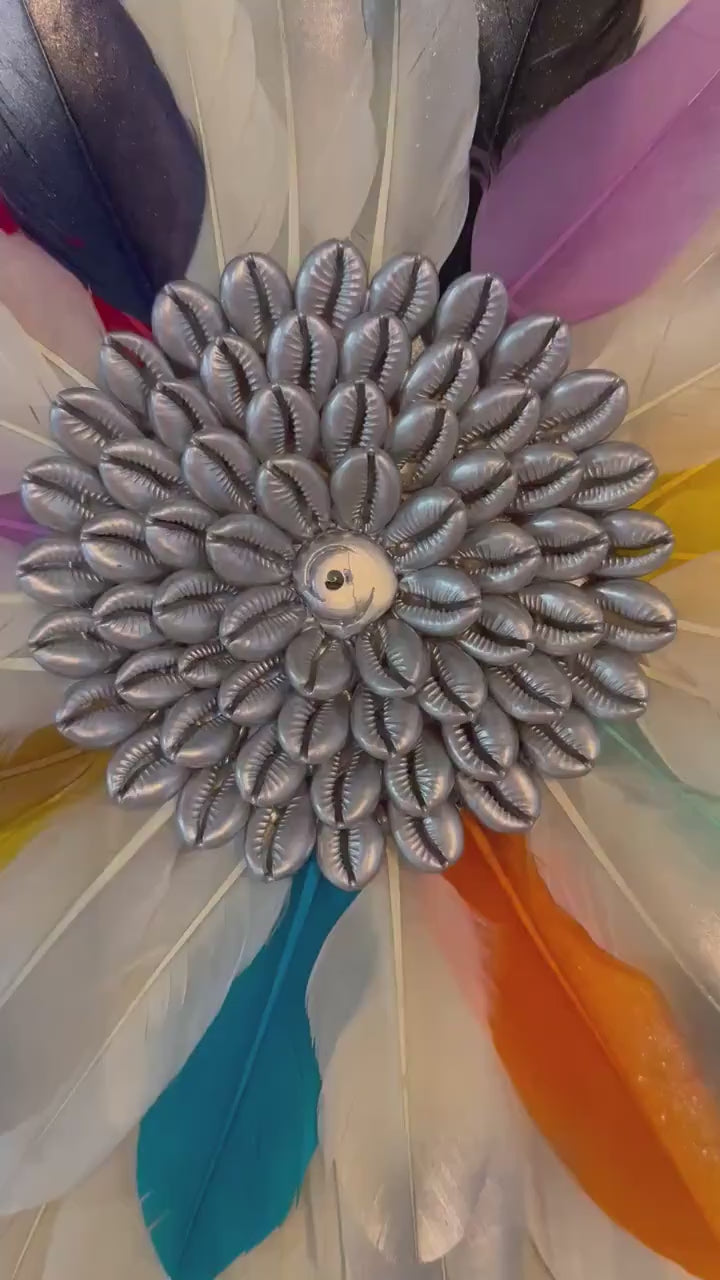 JUJUHAT « LE RIO » – Juju hat multicolore en plumes naturelles et miroir ou cauris