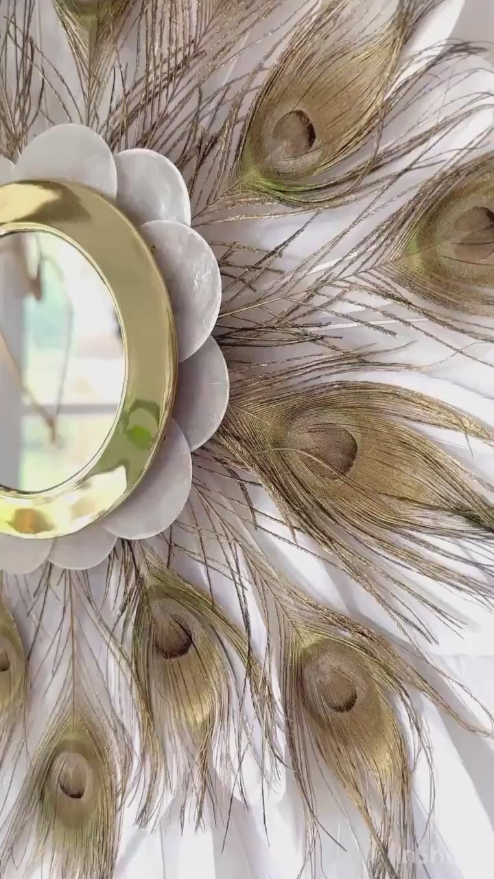 Juju Hat « LE NAQQÂRA WHITE » – Plumes blanches et paon doré, miroir en laiton doré orné de nacres (65 ou 80 cm)