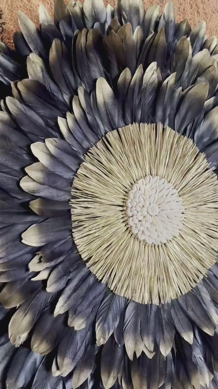 Juju Hat « PRÉCIEUX BLACK DORÉ » – Déco murale en plumes noires et dorées, cœur en raphia et coquillages cauris